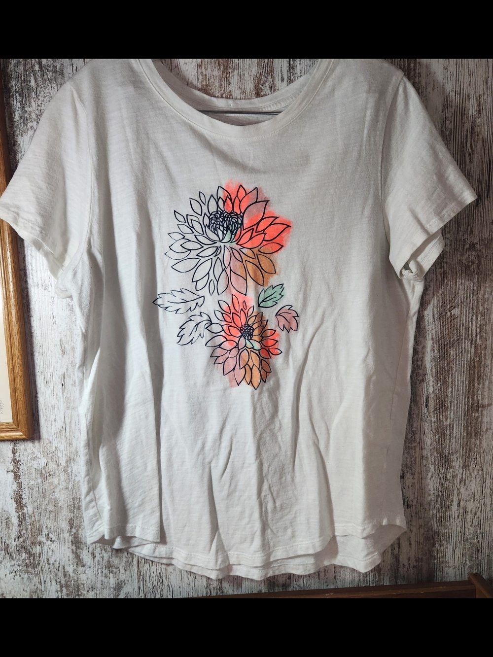 Old Navy White Short-Sleeve Floral Outline Tee with Coral Accents Size Large